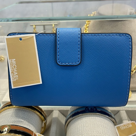 Michael Kors Medium Saffiano Leather Wallet
South Pacific
NWT - Picture 5 of 16